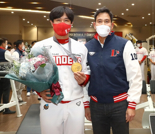 SSG 랜더스의 구단주인 정용진 신세계 그룹 부회장이 27일 인천 SSG 랜더스필드에서 열린 KBO리그 두산 베어스와 홈 경기를 앞두고 선수단 클럽하우스를 찾아 400홈런 기록을 세운 최정과 기념사진을 찍고 있다. 이날 정용진 부회장은 순금 60돈으로 만든 기념 메달을 최정에게 선물했다. SSG 랜더스 제공